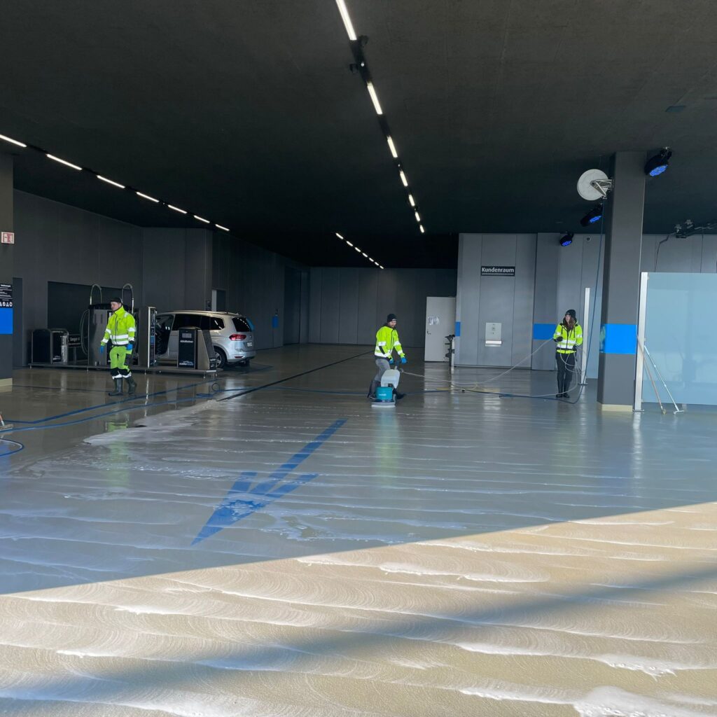 Bodenreinigung der Waschanlage
