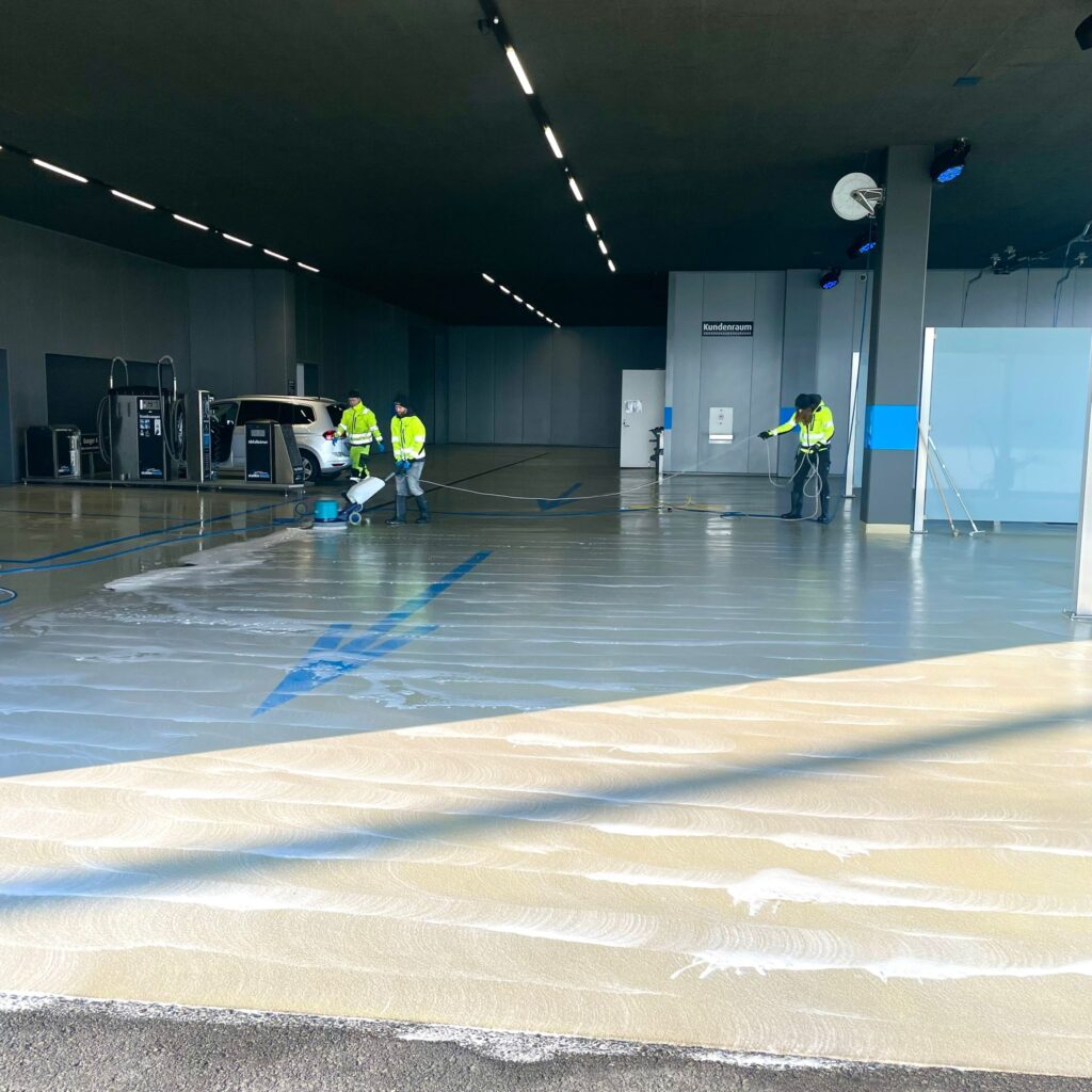 Bodenreinigung der Waschanlage