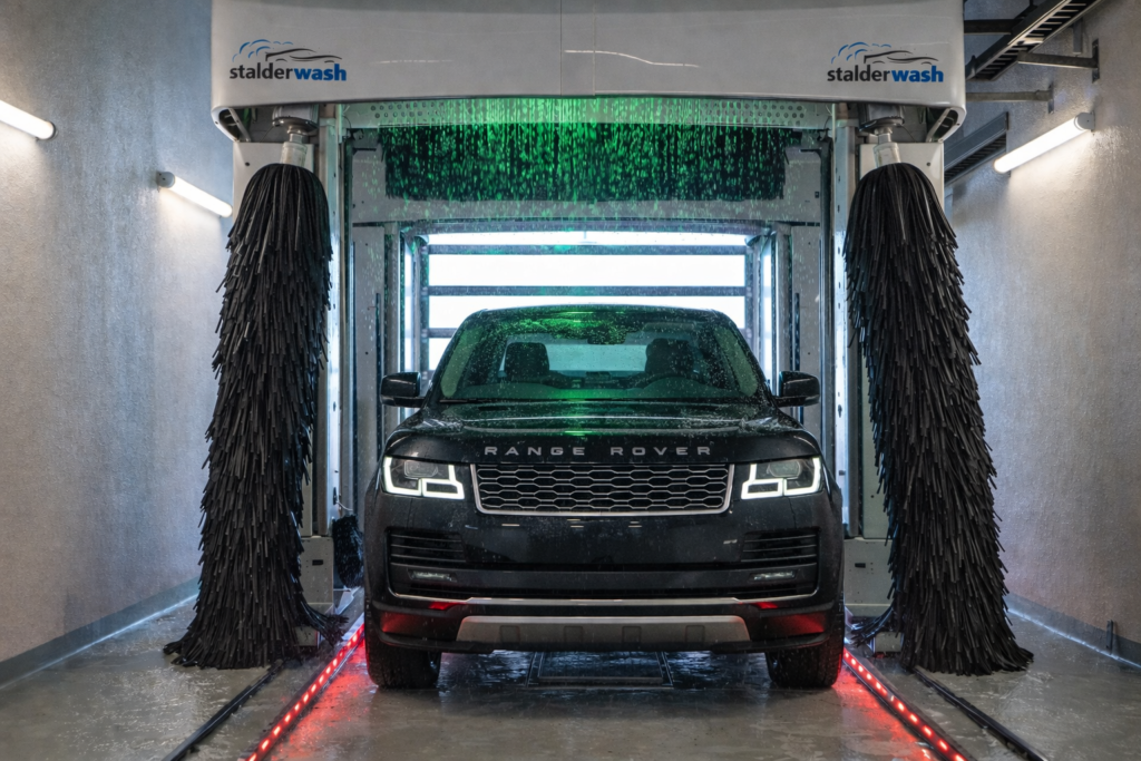 Mercedes G-Klasse in Portalwaschanlage