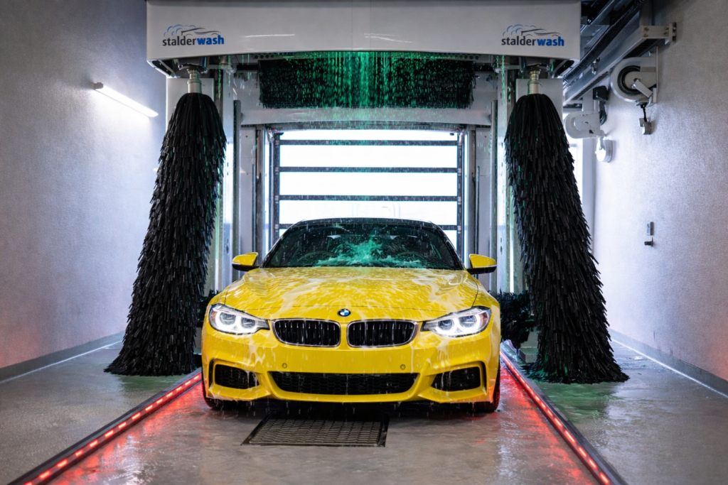 gelbes Cabriolet in Portalwaschanlage